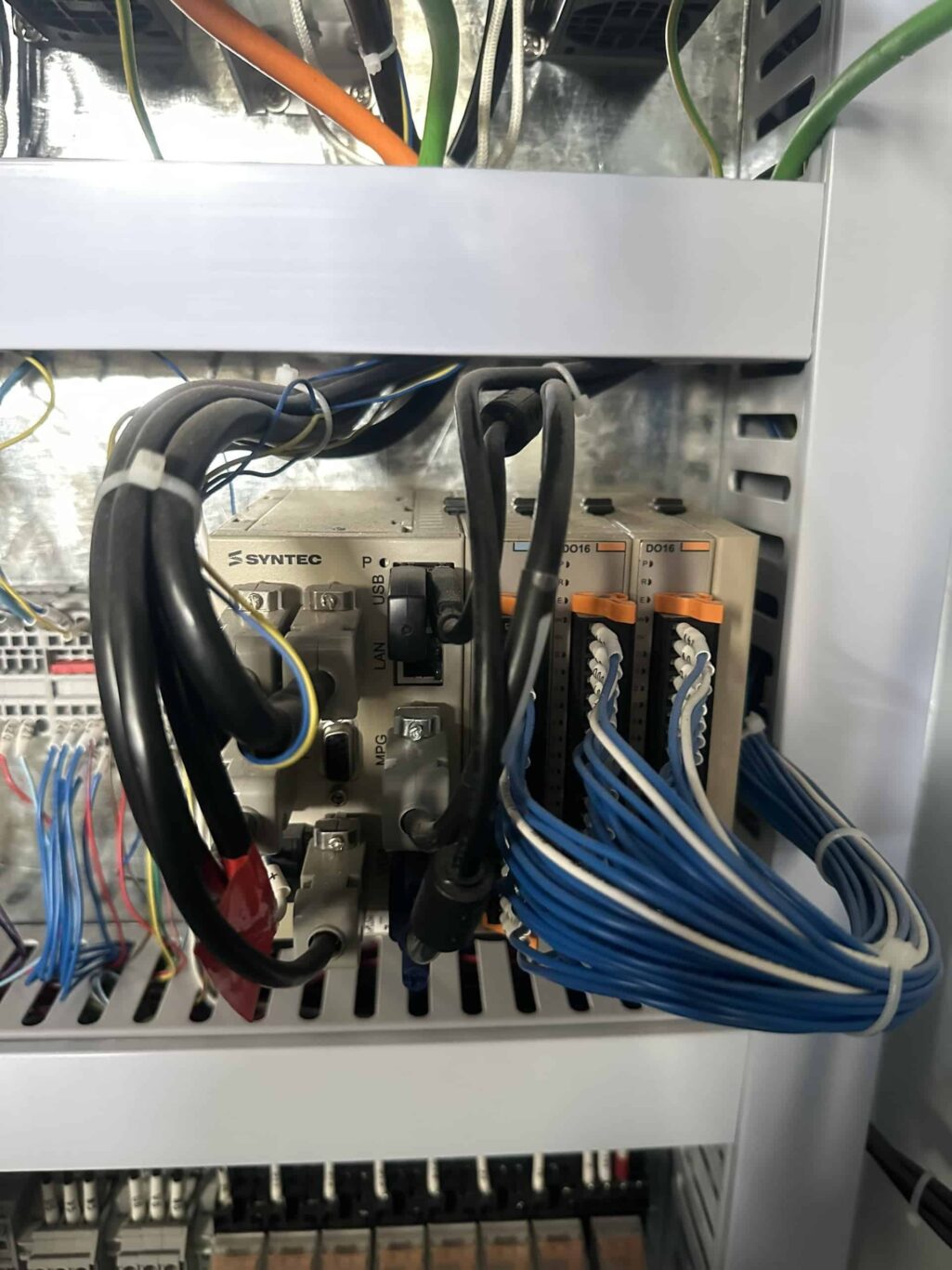 Máy gia công trung tâm CNC tự động thay dao (giá dao thẳng)