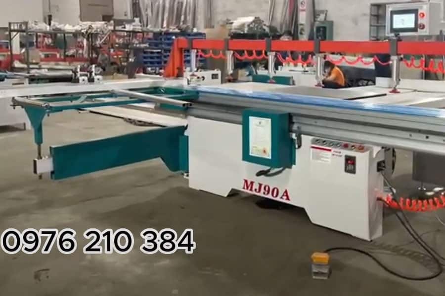 Máy cưa bàn trượt tự động thiết kế bàn kẹp