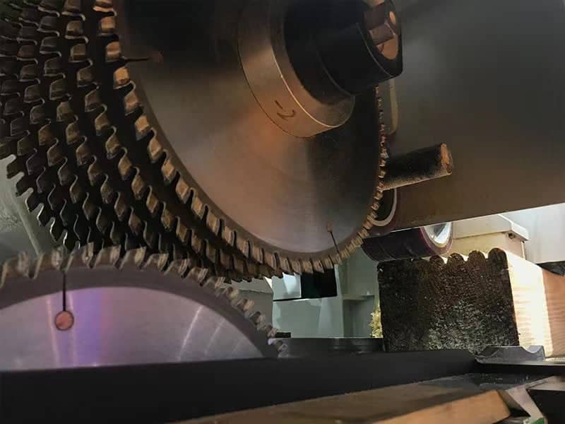 Máy bào bốn mặt và xẻ nhiều lưỡi đứng