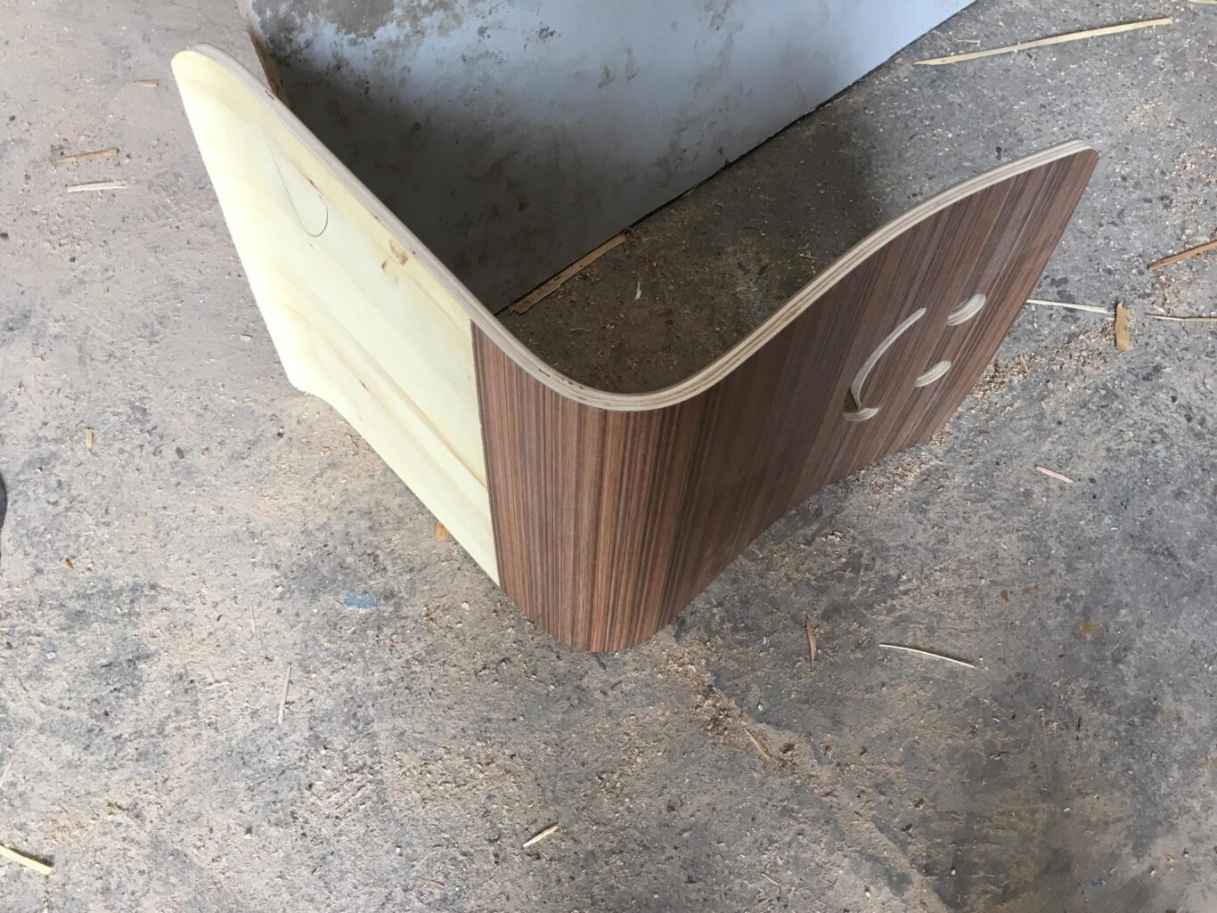 Máy CNC 1 đầu cắt tựa lưng ghế cong