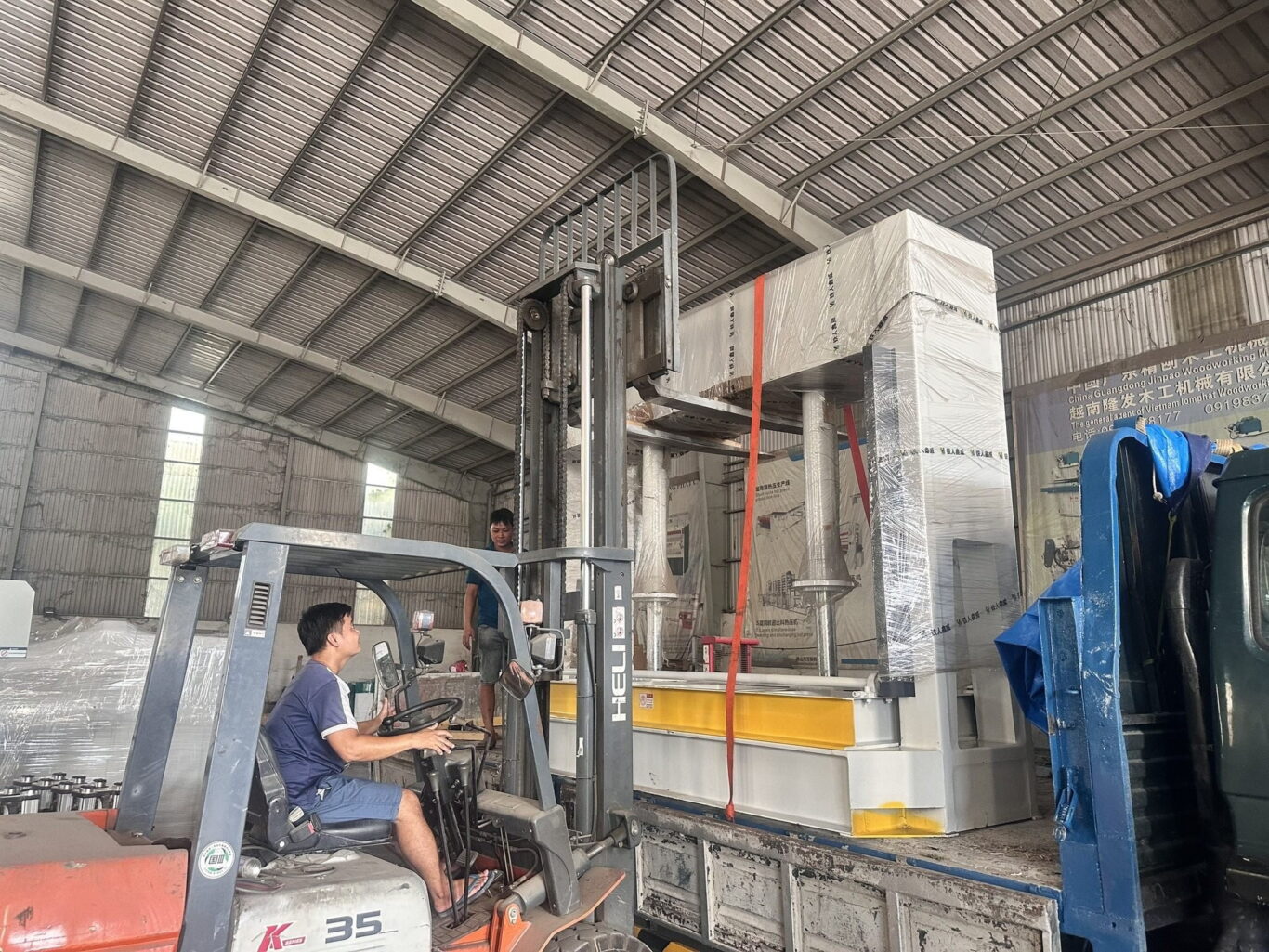 ban giao may ep nguoi cho anh khach ruot 1