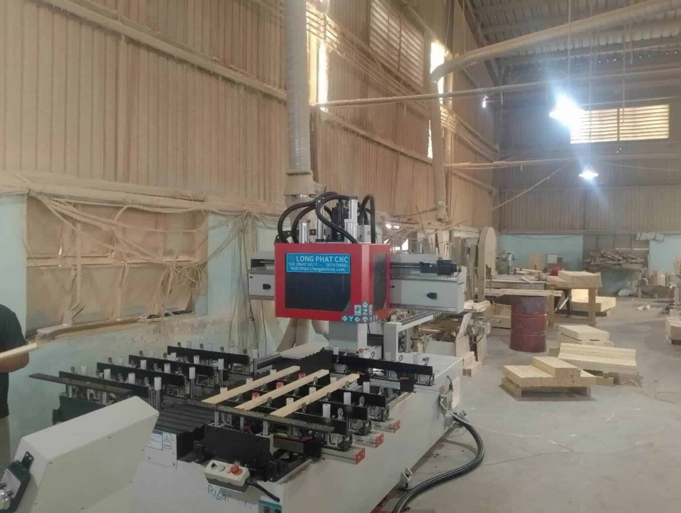 Máy làm mộng đuôi én CNC tại Long Phát