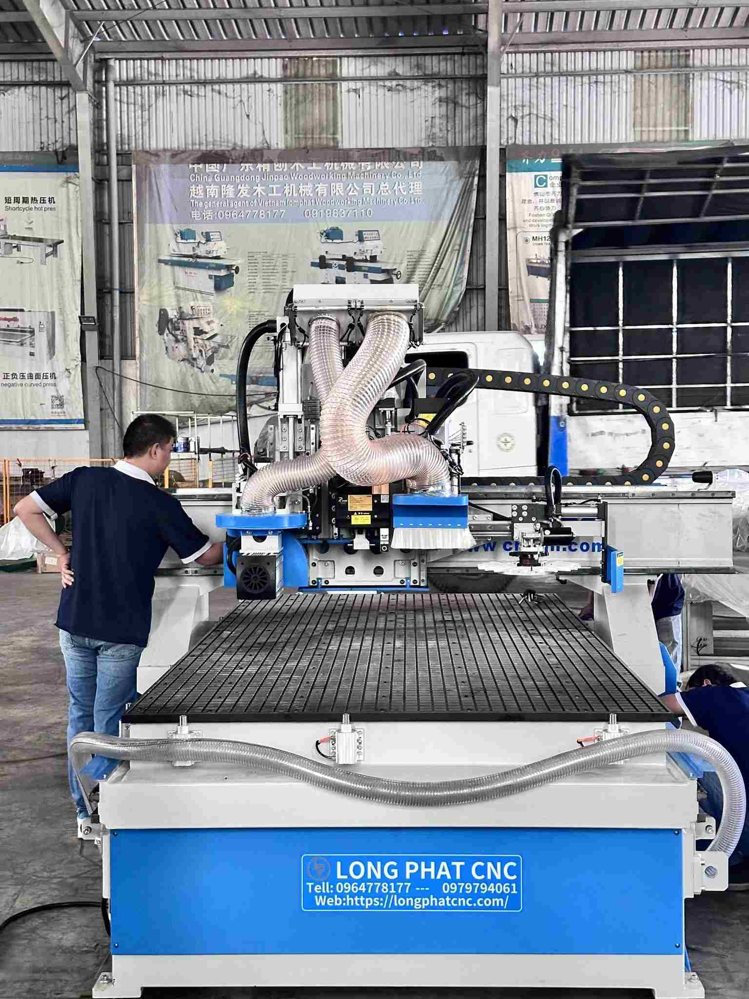 Máy CNC 1 trục chính, 1 cụm khoan 5 mặt và lưỡI cưa xoay 180°