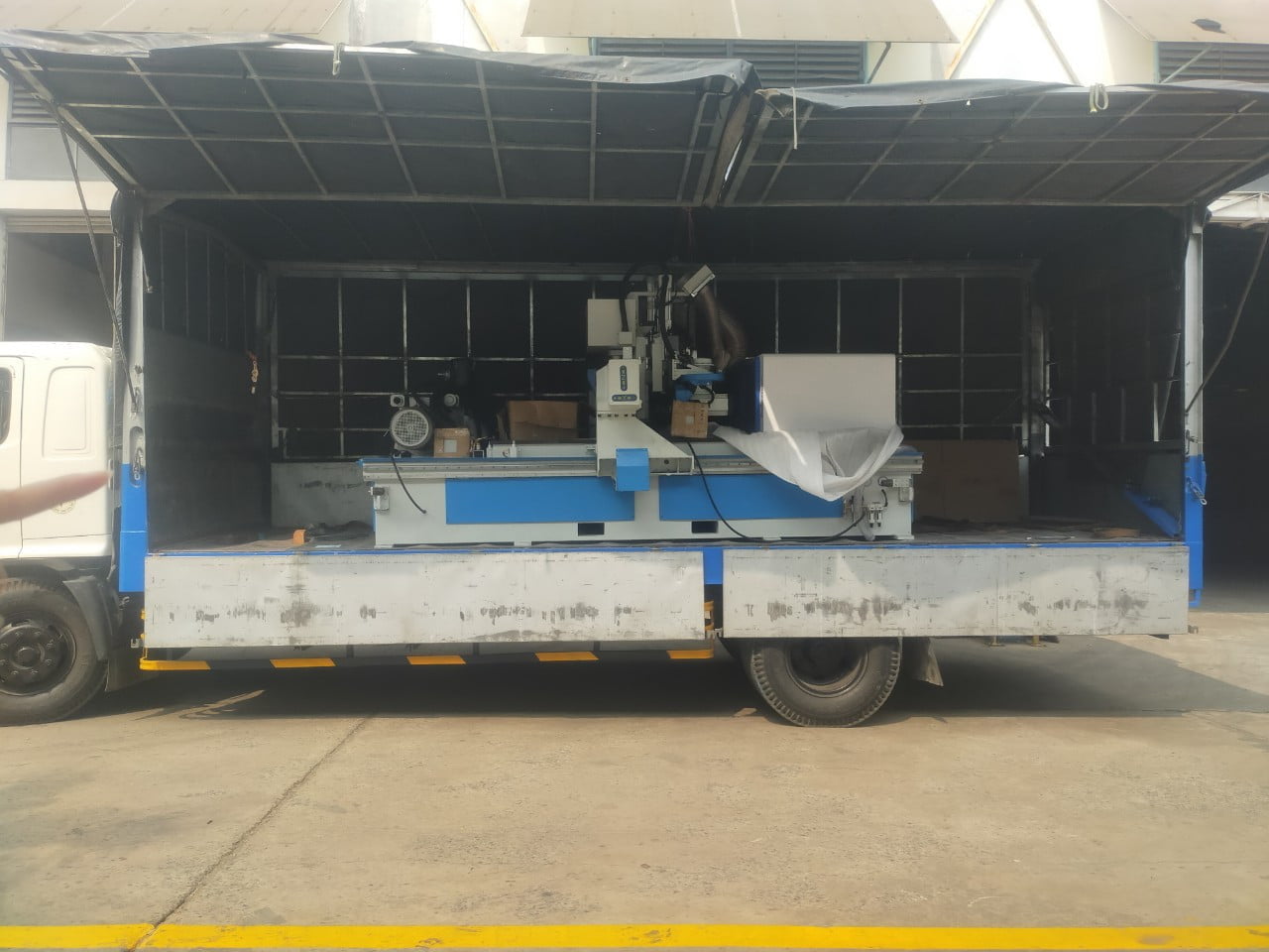 Máy CNC 1 trục chính, 1 cụm khoan 5 mặt và lưỡI cưa xoay 180°