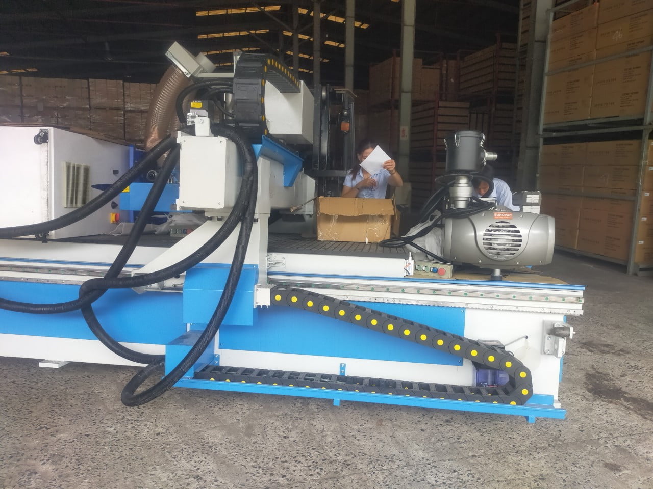 Máy CNC 1 trục chính, 1 cụm khoan 5 mặt và lưỡI cưa xoay 180°