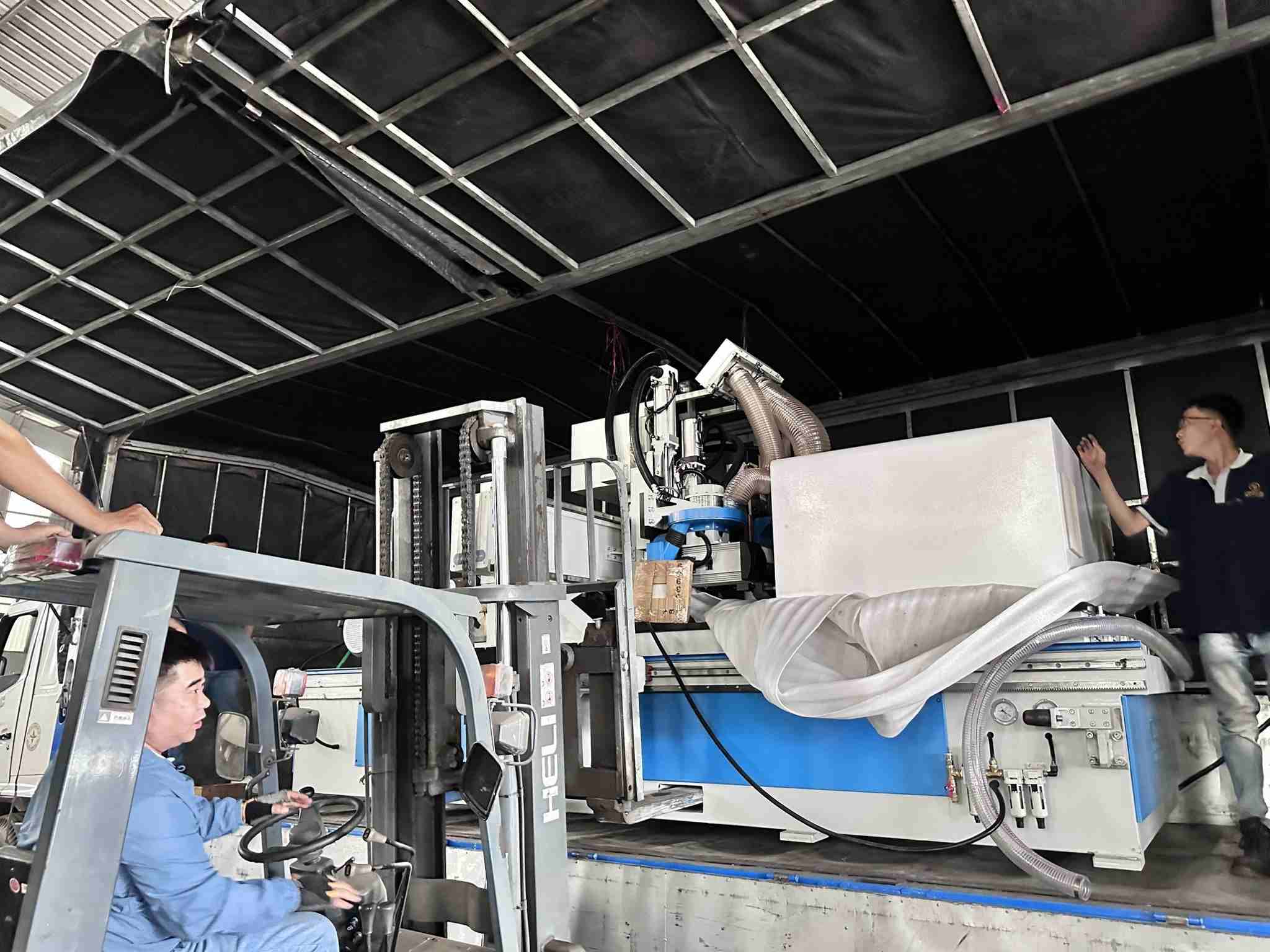 Máy CNC 1 trục chính, 1 cụm khoan 5 mặt và lưỡI cưa xoay 180°