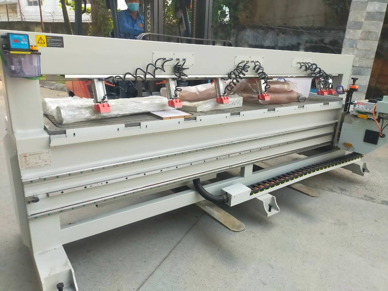 giá máy khoan ngang tự động