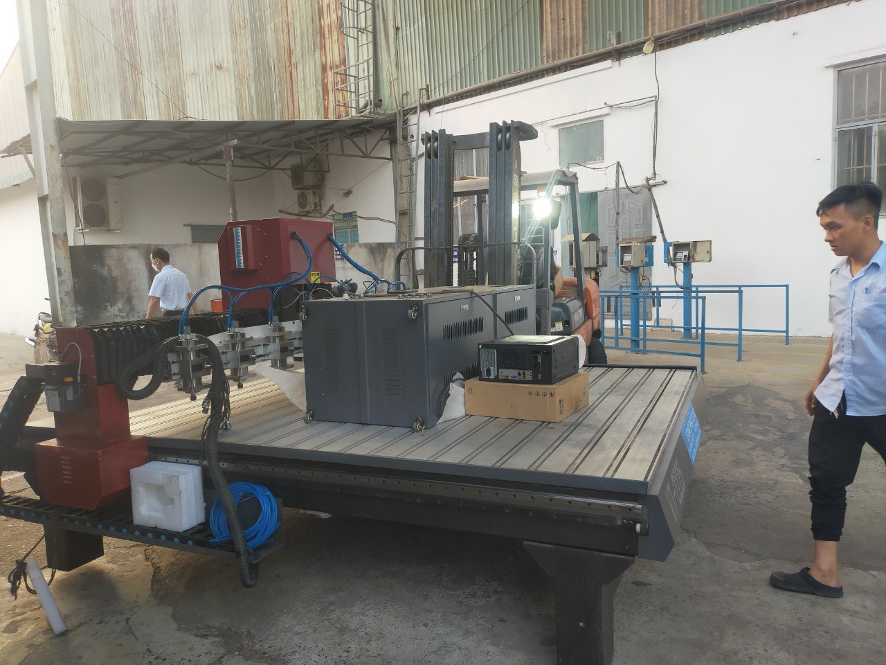 Máy đục 8 đầu