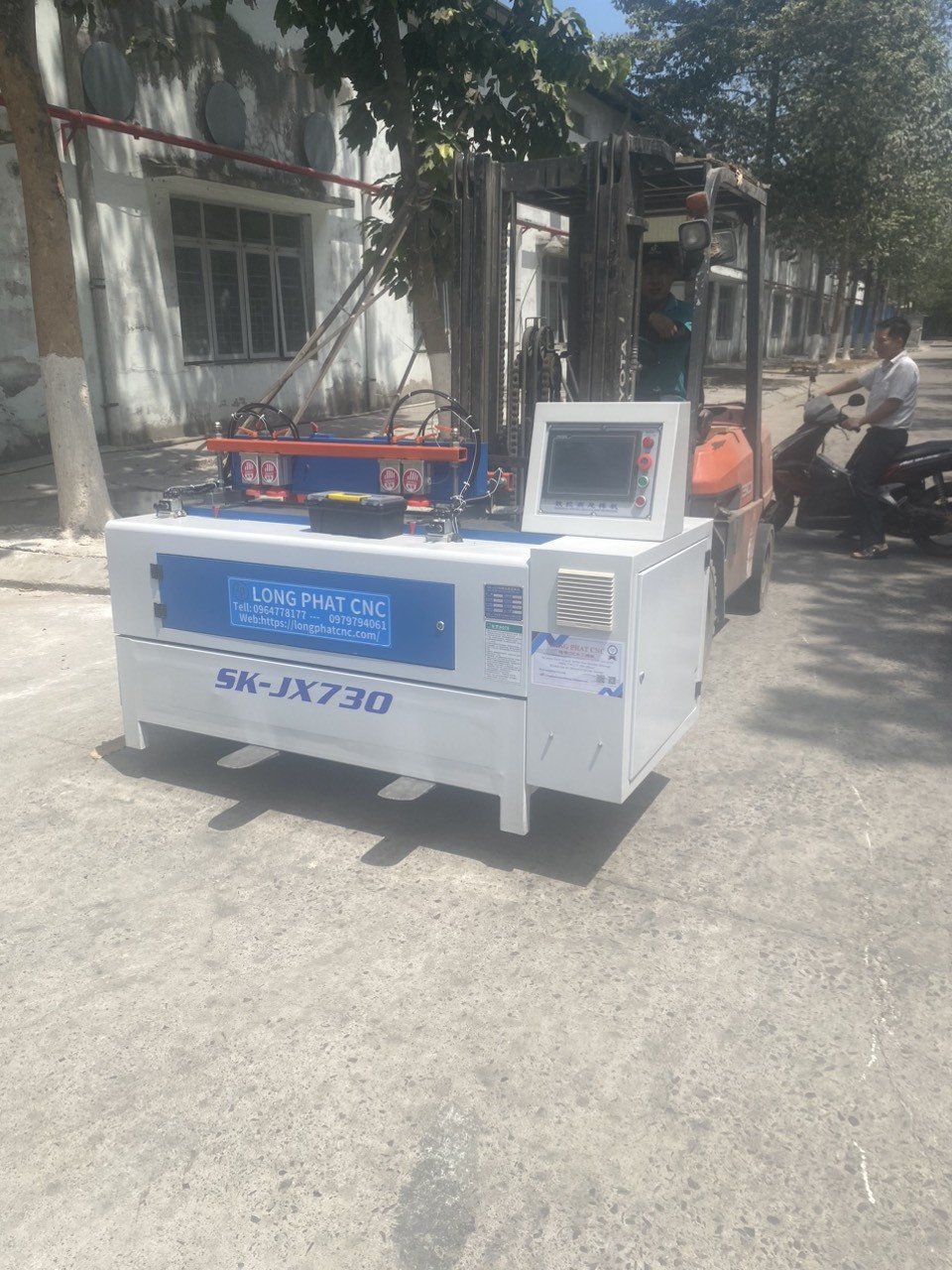 bàn giao máy làm mộng đuôi én